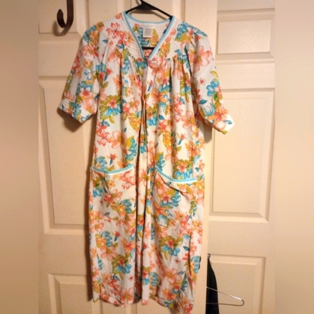 Women's Size Small Simply Basic House Coat